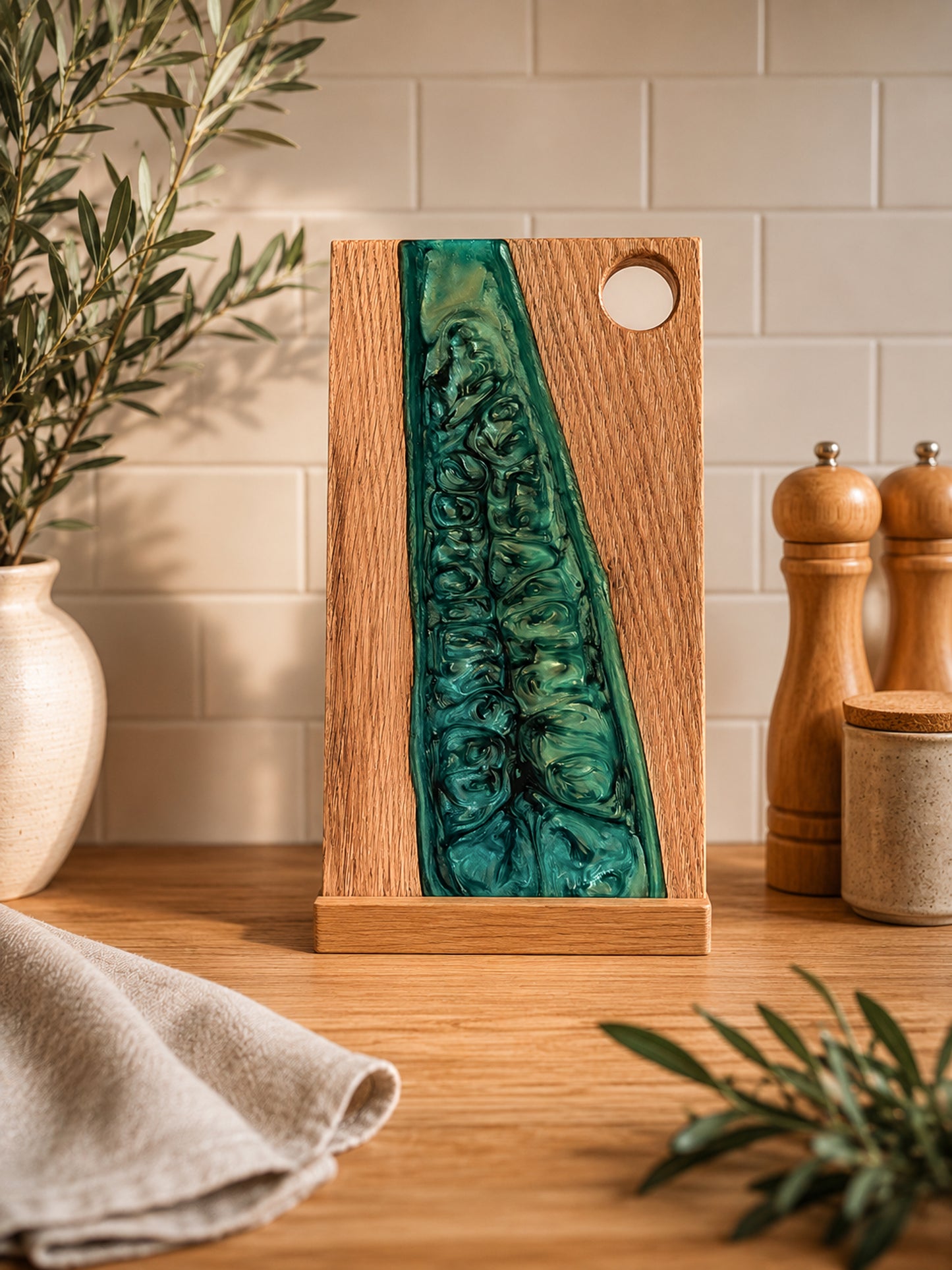 Tabla de Charcutería de Roble y Resina Epoxi Verde – Tabla Artesanal para Quesos y Pan