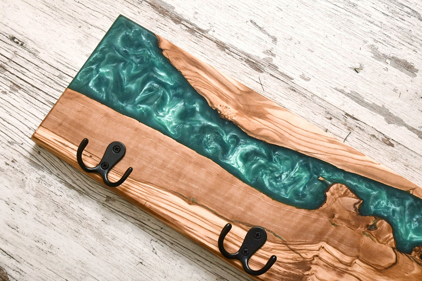 Perchero de madera de olivo con resina epoxy verde, vista en ángulo