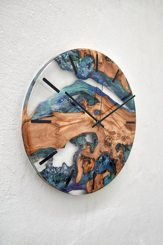 Reloj artesanal de madera de olivo con resina epoxy transparente, vista lateral
