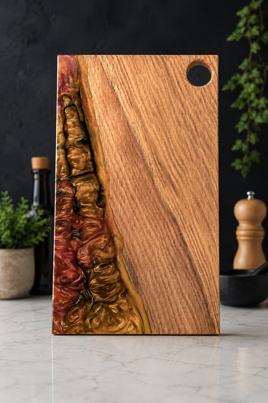 Tabla de presentación de roble y resina epoxi artesanal expuesta en una cocina moderna.