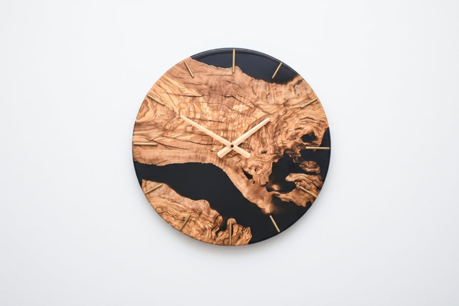 Reloj único de madera de olivo y resina epoxy verde translucida 