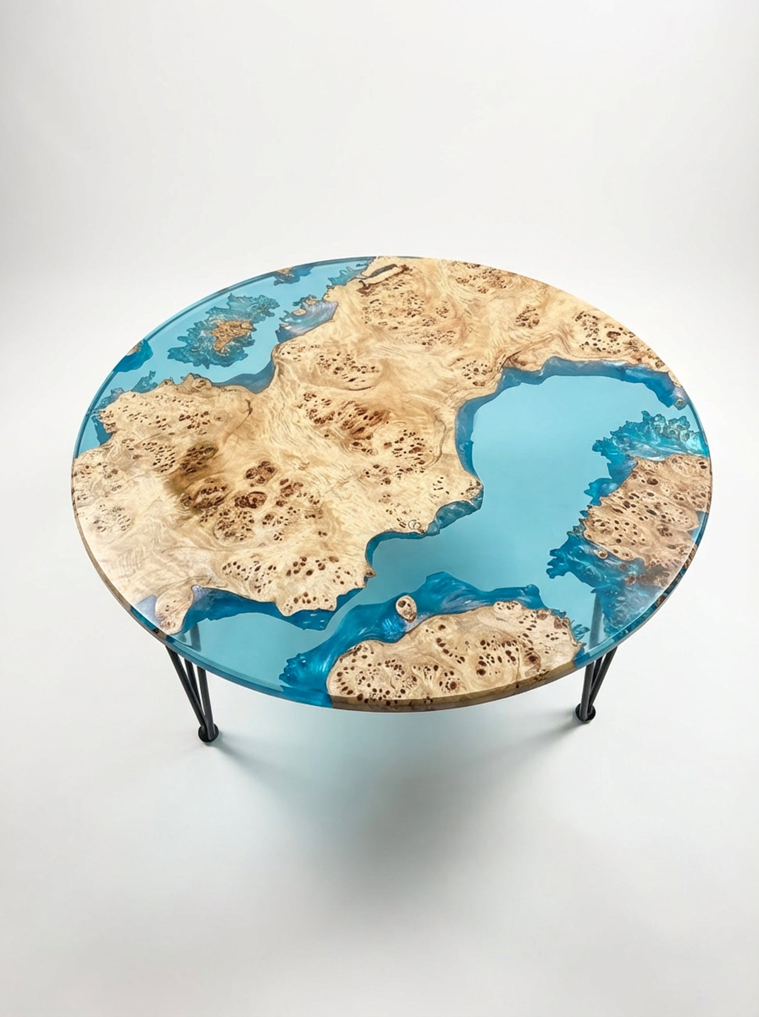 Mesa de centro redonda en madera de álamo con borde vivo y resina epoxi turquesa transparente