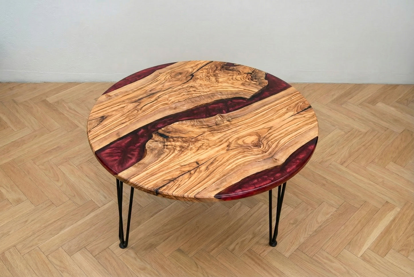 Mesa de centro redonda de madera de olivo con resina epoxi roja efecto marmolado