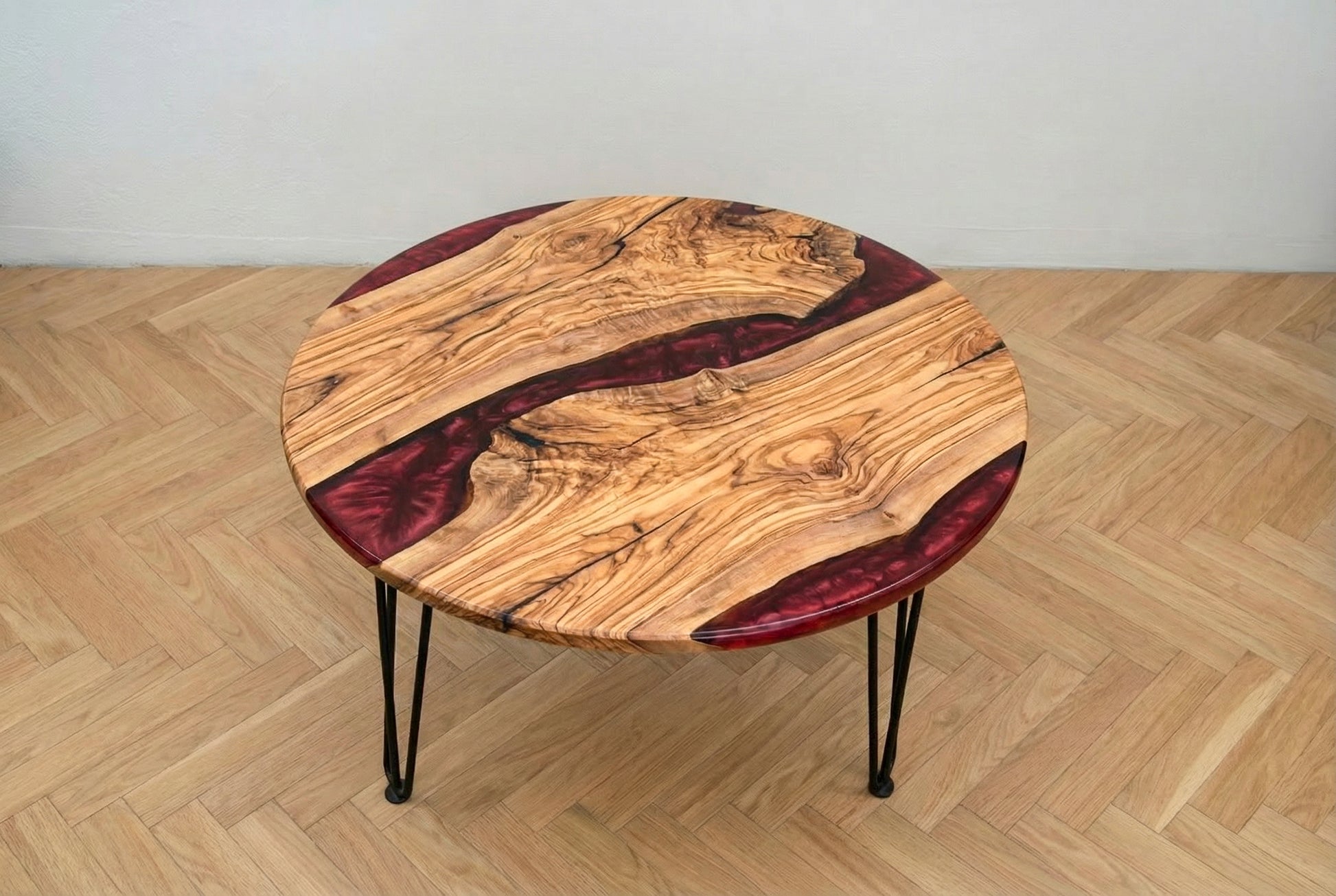 Mesa de centro redonda de madera de olivo con resina epoxi roja efecto marmolado