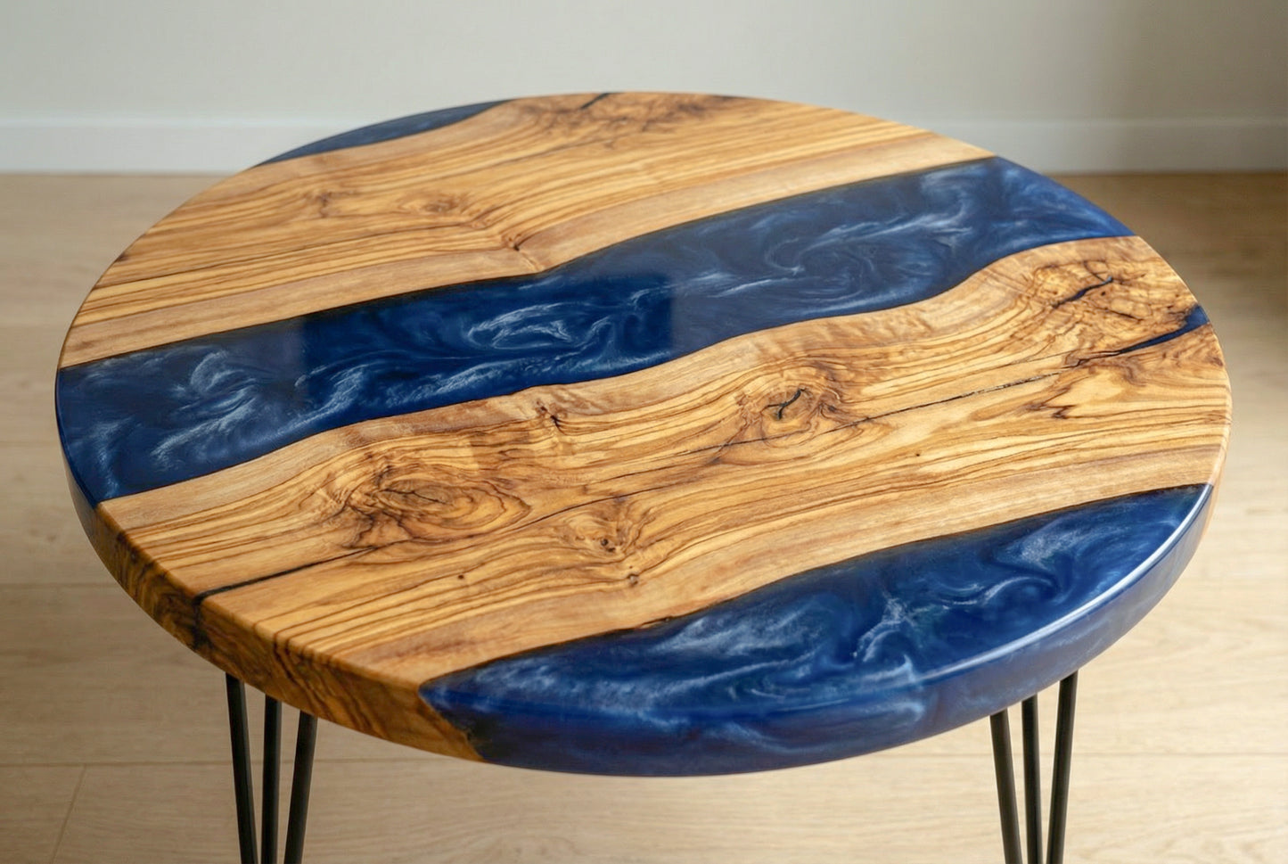 Mesa de centro de madera de olivo con resina epoxi azul oscuro con vetas blancas