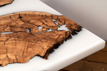 Detalle de la madera de olivo maciza con resina epoxi blanca
