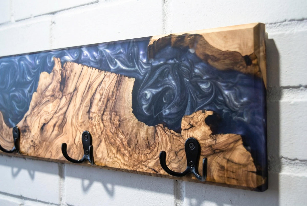 Detalle de veta de madera de olivo con resina epoxi violeta y remolinos