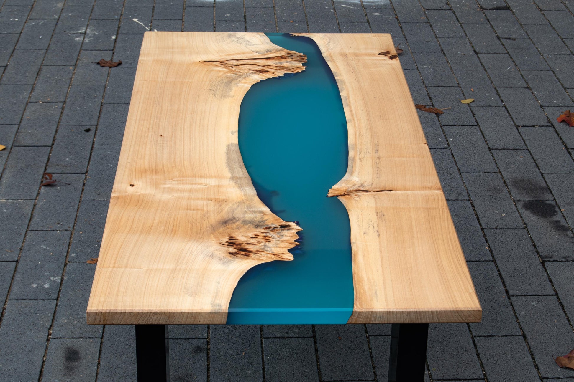 Detalle del río de resina epoxi azul sobre madera de álamo