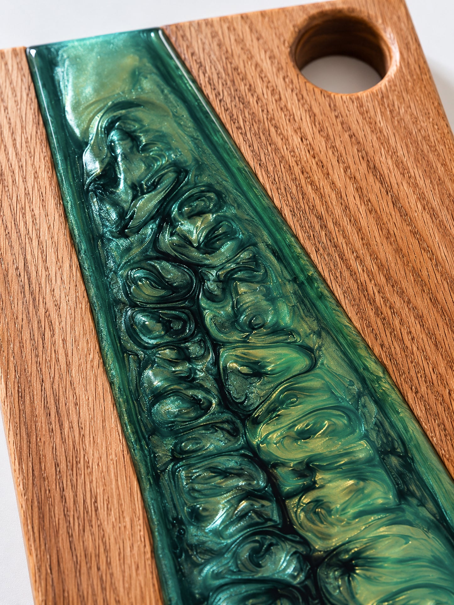 Tabla de Charcutería de Roble y Resina Epoxi Verde – Tabla Artesanal para Quesos y Pan