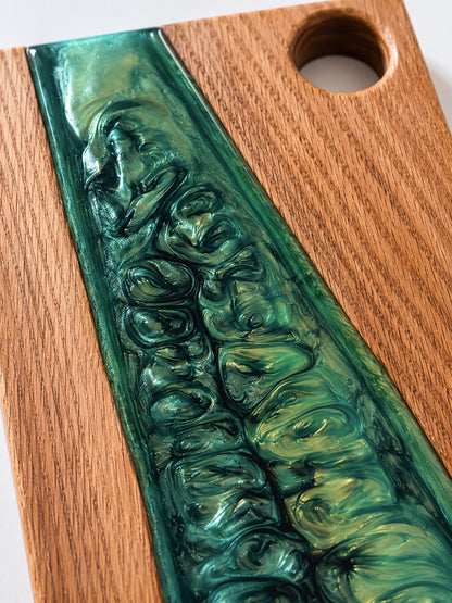 Tabla de Charcutería de Roble y Resina Epoxi Verde – Tabla Artesanal para Quesos y Pan