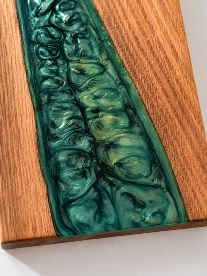 Tabla de Charcutería de Roble y Resina Epoxi Verde – Tabla Artesanal para Quesos y Pan