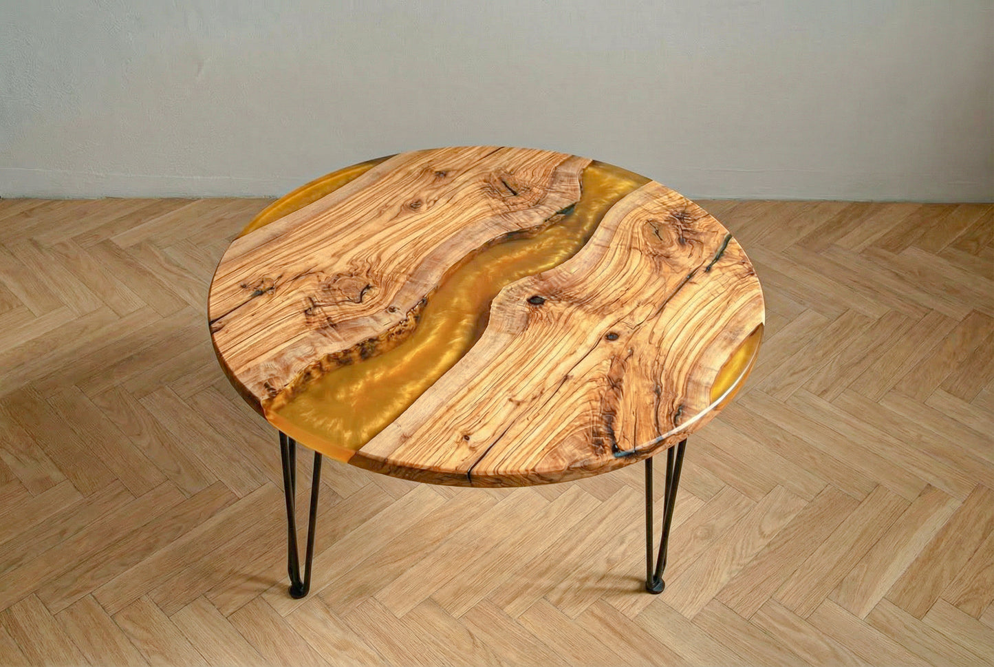 Mesa de centro artesanal de madera de olivo con resina epoxi amarilla translúcida