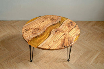 Mesa de centro artesanal de madera de olivo con resina epoxi amarilla translúcida