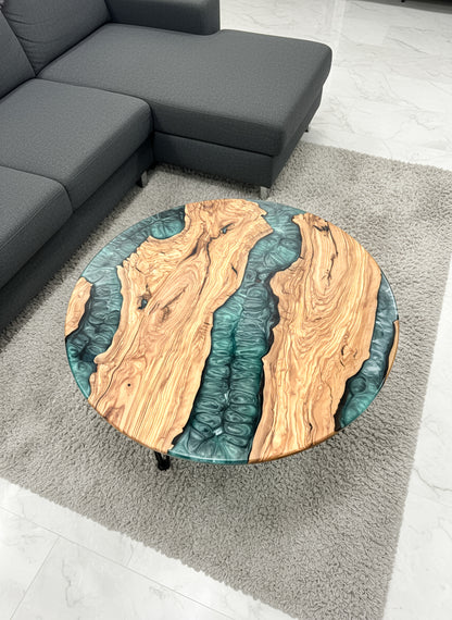 Mesa de centro de diseño en madera de olivo con resina epoxi verde intenso