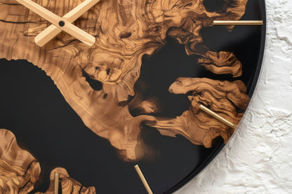 Detalle del reloj mostrando la unión entre madera de olivo y resina.