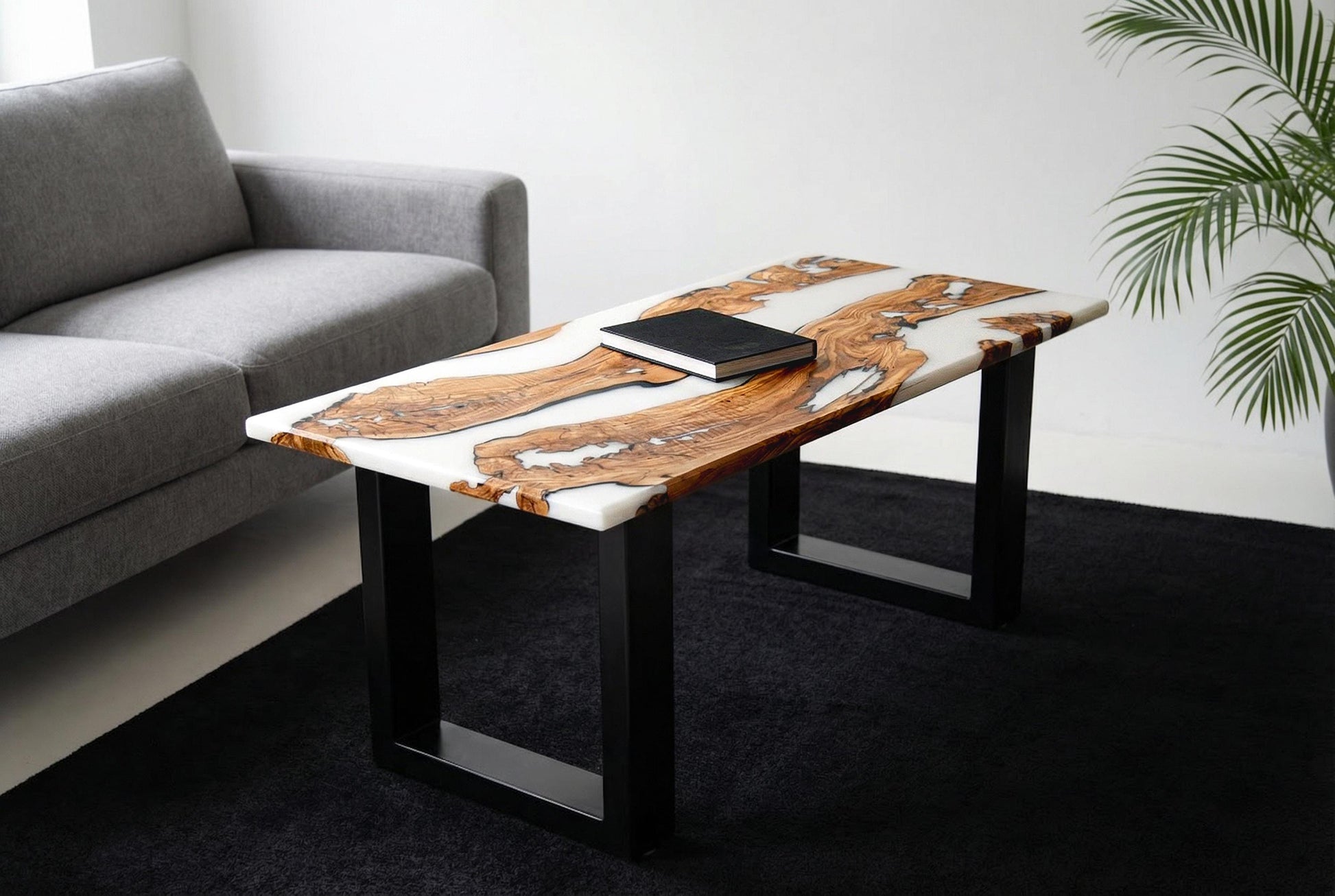Mesa de centro de olivo y resina blanca en salón con sofá gris