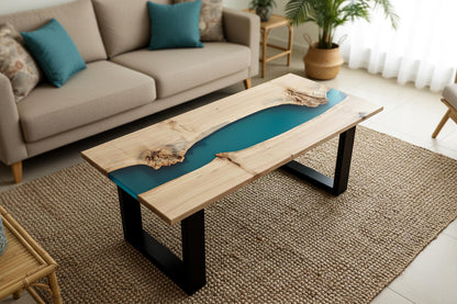 Mesa de centro de álamo y resina azul en salón con sofá beige
