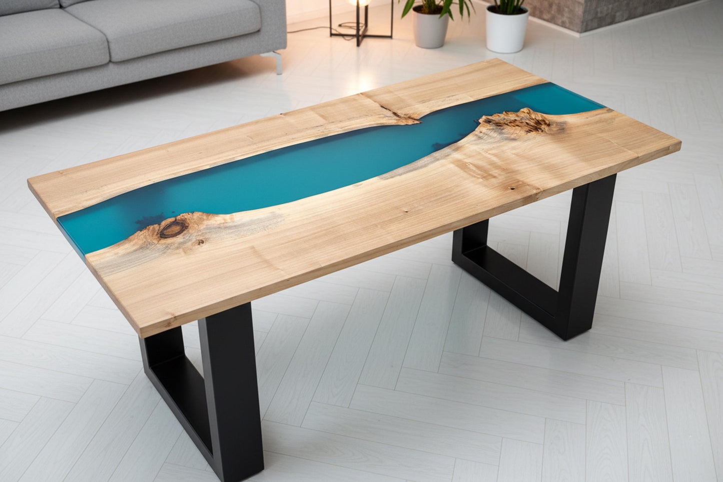 Mesa de centro de madera de álamo y resina azul sobre alfombra en salón