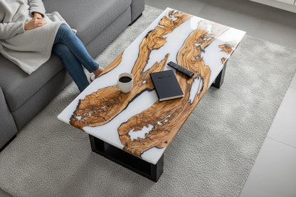 Mesa de centro de olivo y resina blanca en un salón acogedor
