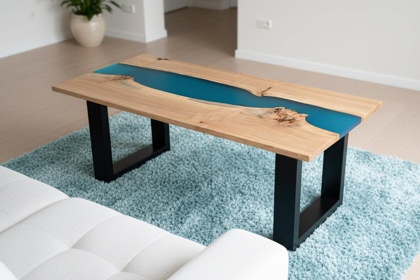 Mesa de centro rectangular de álamo y resina epoxi azul en un salón