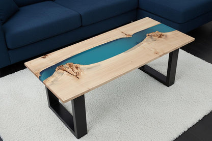 Mesa de centro de álamo y resina epoxi azul en salón contemporáneo
