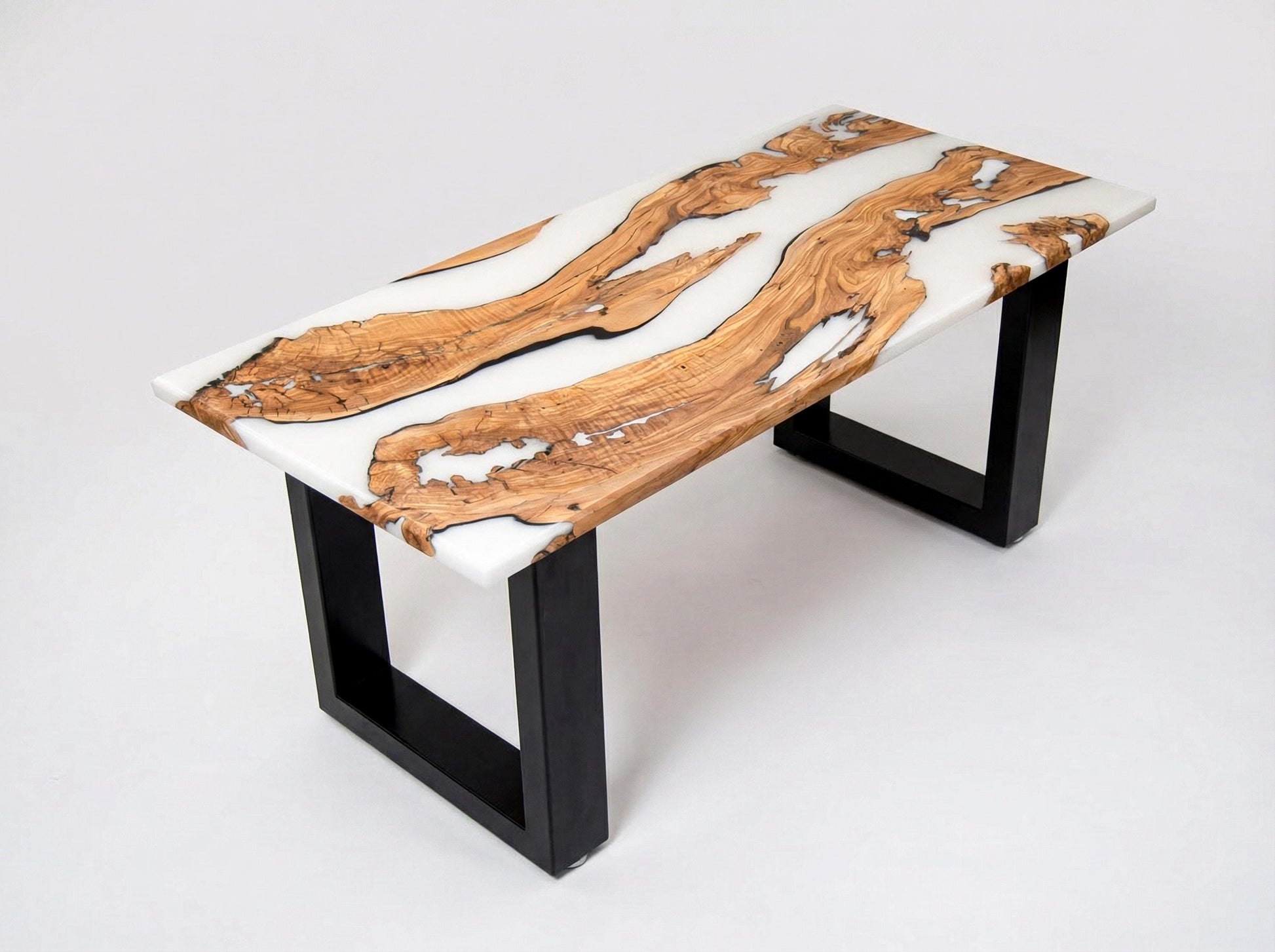 Mesa de centro de madera de olivo con resina epoxi blanca y patas metálicas negras