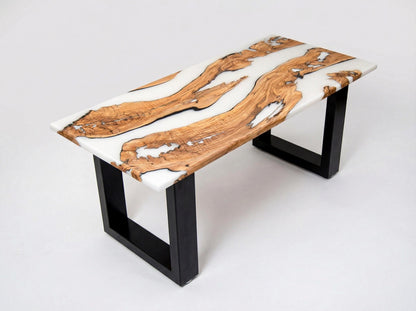 Mesa de centro de madera de olivo con resina epoxi blanca y patas metálicas negras