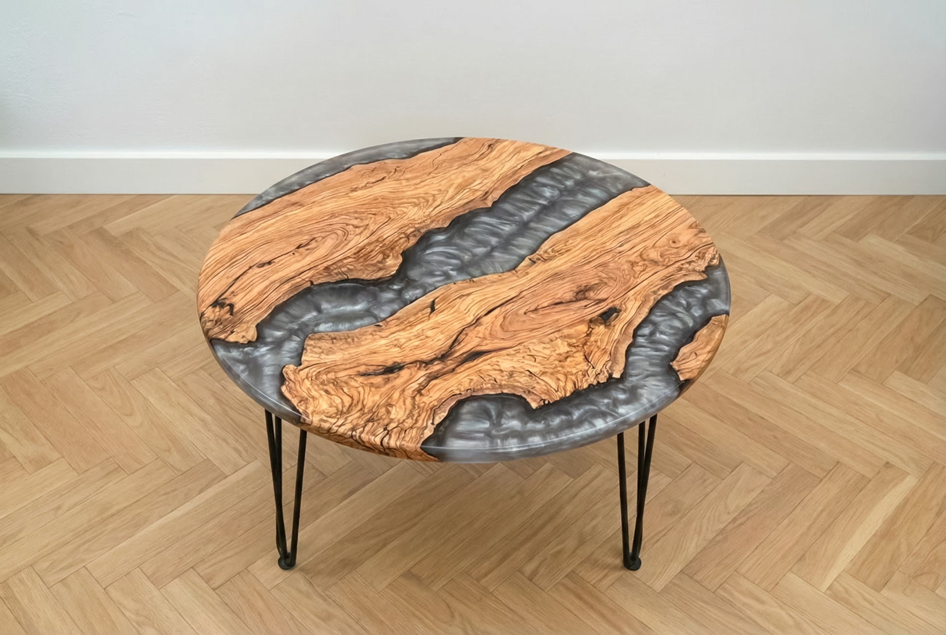 Mesa de centro de madera de olivo con resina epoxi gris translúcida