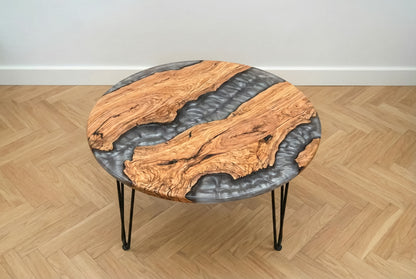 Mesa de centro de madera de olivo con resina epoxi gris translúcida