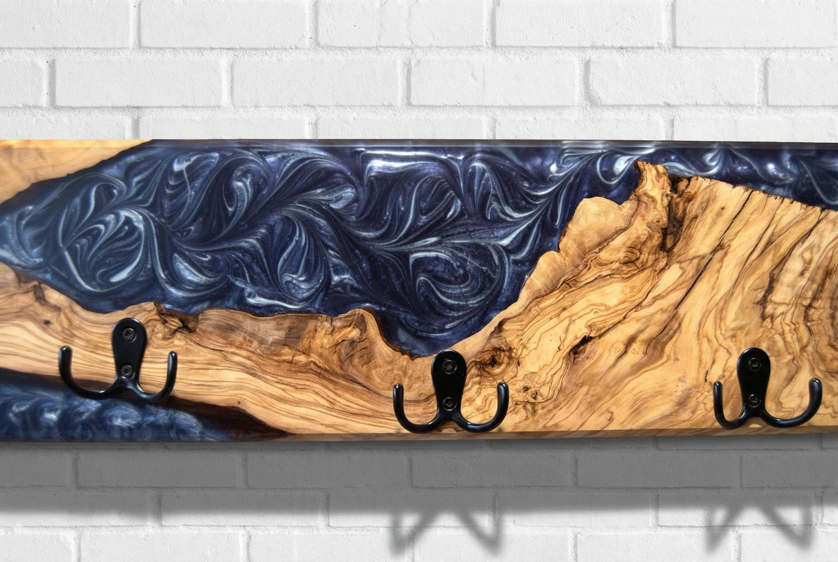 Perchero de pared en madera de olivo con resina epoxi violeta, vista frontal