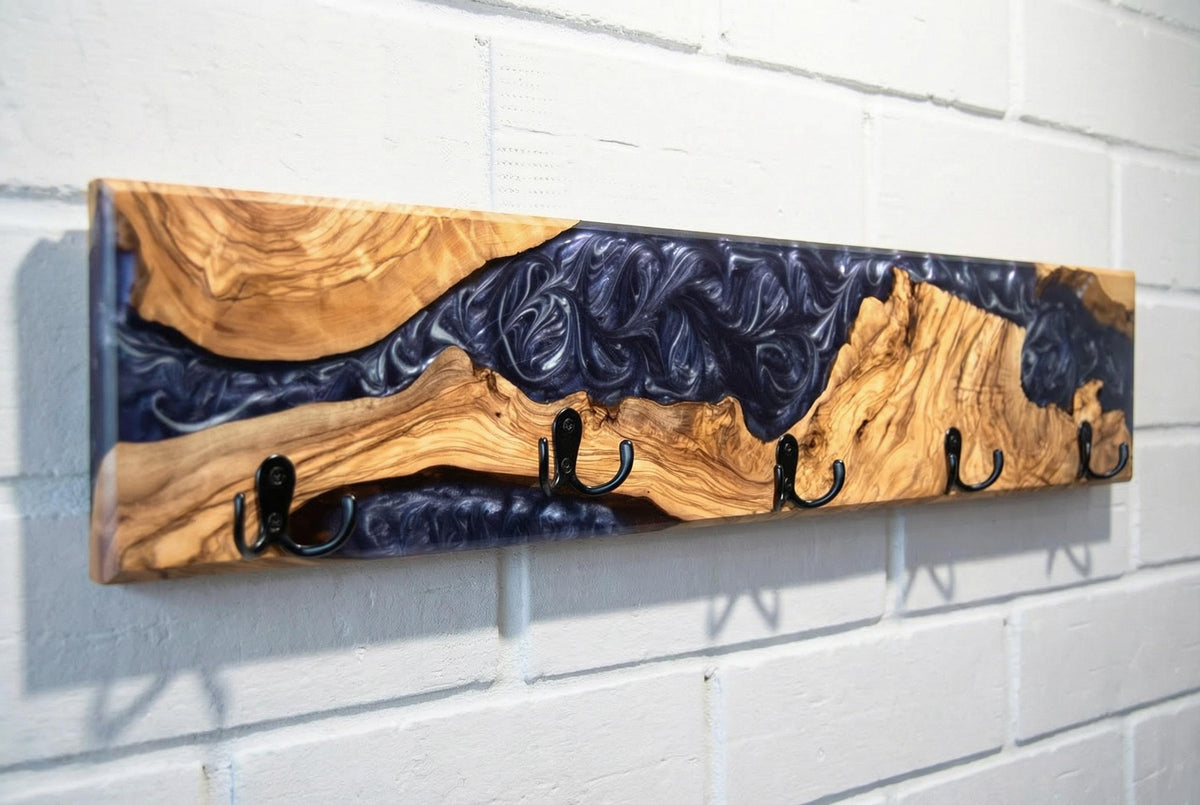 Vista de cerca de perchero de pared en madera de olivo con resina violeta