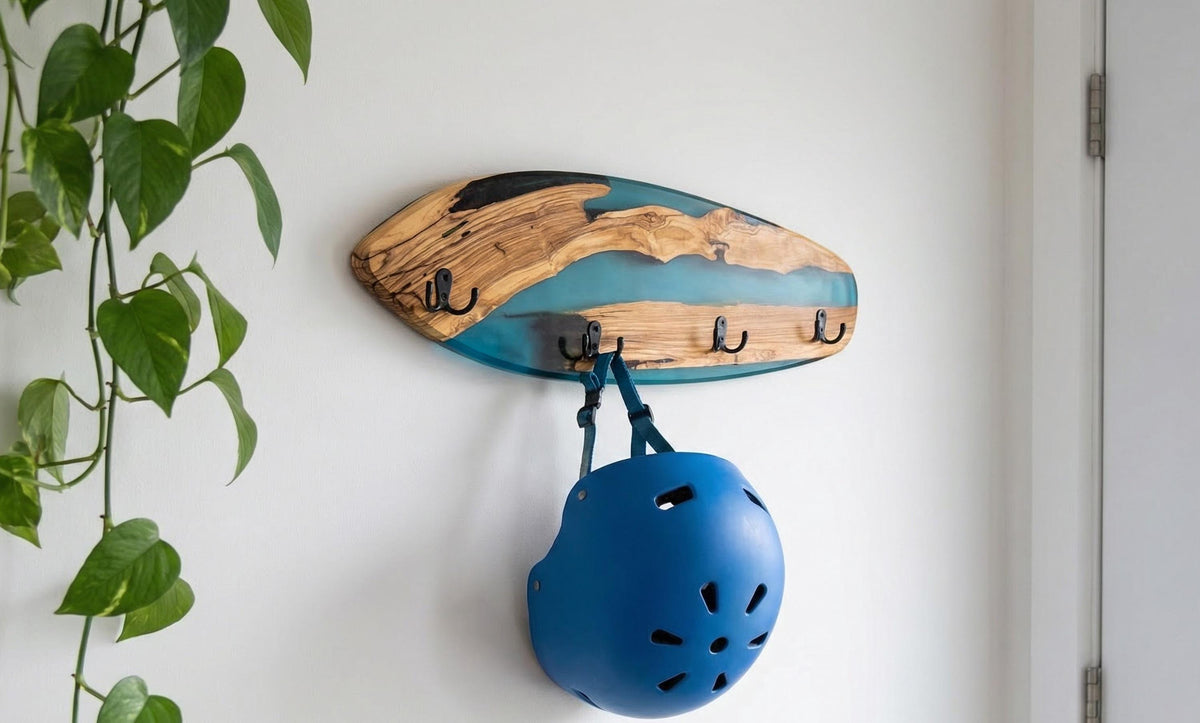 Perchero skate con casco colgado junto a una planta