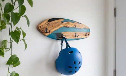 Perchero skate con casco colgado junto a una planta