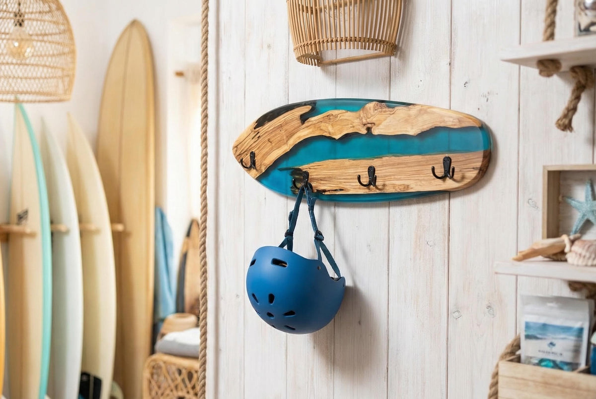 Perchero skate con casco colgado, ambiente decorativo con tablas de surf