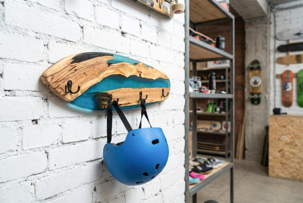 Perchero skate en uso con casco azul colgado, sobre pared de ladrillo