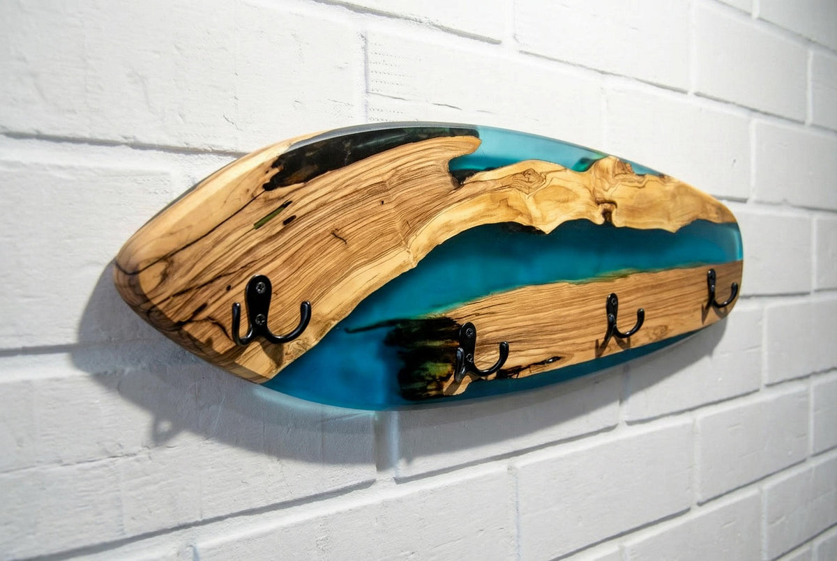 Vista angular de perchero en forma de skateboard con resina epoxi azul