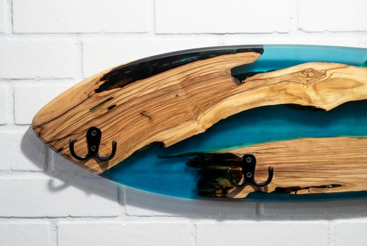 Perchero de pared skate en madera de olivo, vista frontal con sombra