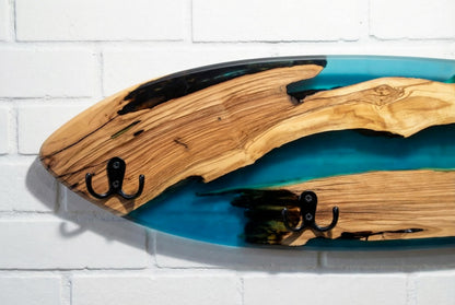 Perchero de pared skate en madera de olivo, vista frontal con sombra