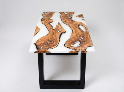 Mesa de centro artesanal de madera de olivo con río de resina blanca
