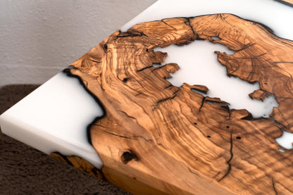 Primer plano de la veta de madera de olivo y la resina epoxi blanca