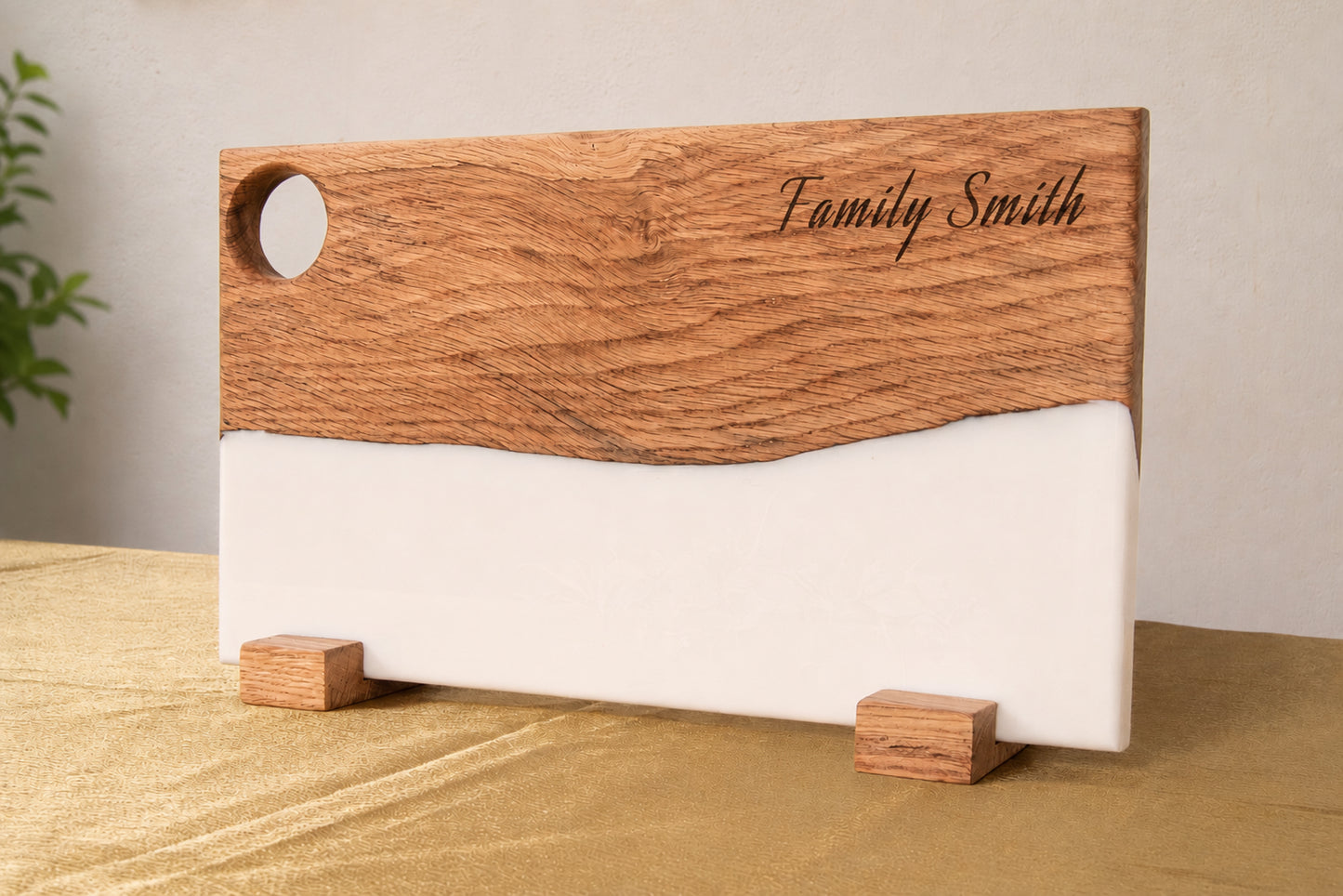 Tabla de madera de olivo y resina epoxi blanca personalizada con el grabado "Family"