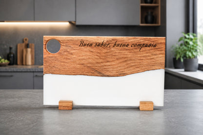 Tabla de madera de roble y resina epoxi blanca personalizada con grabado "Happy wedding" y fecha, ideal como regalo de boda