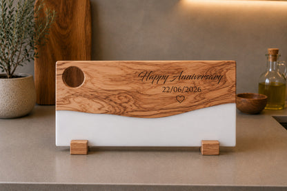 Tabla de madera de olivo y resina epoxi blanca personalizada con grabado "Happy Anniversary" y fecha conmemorativa