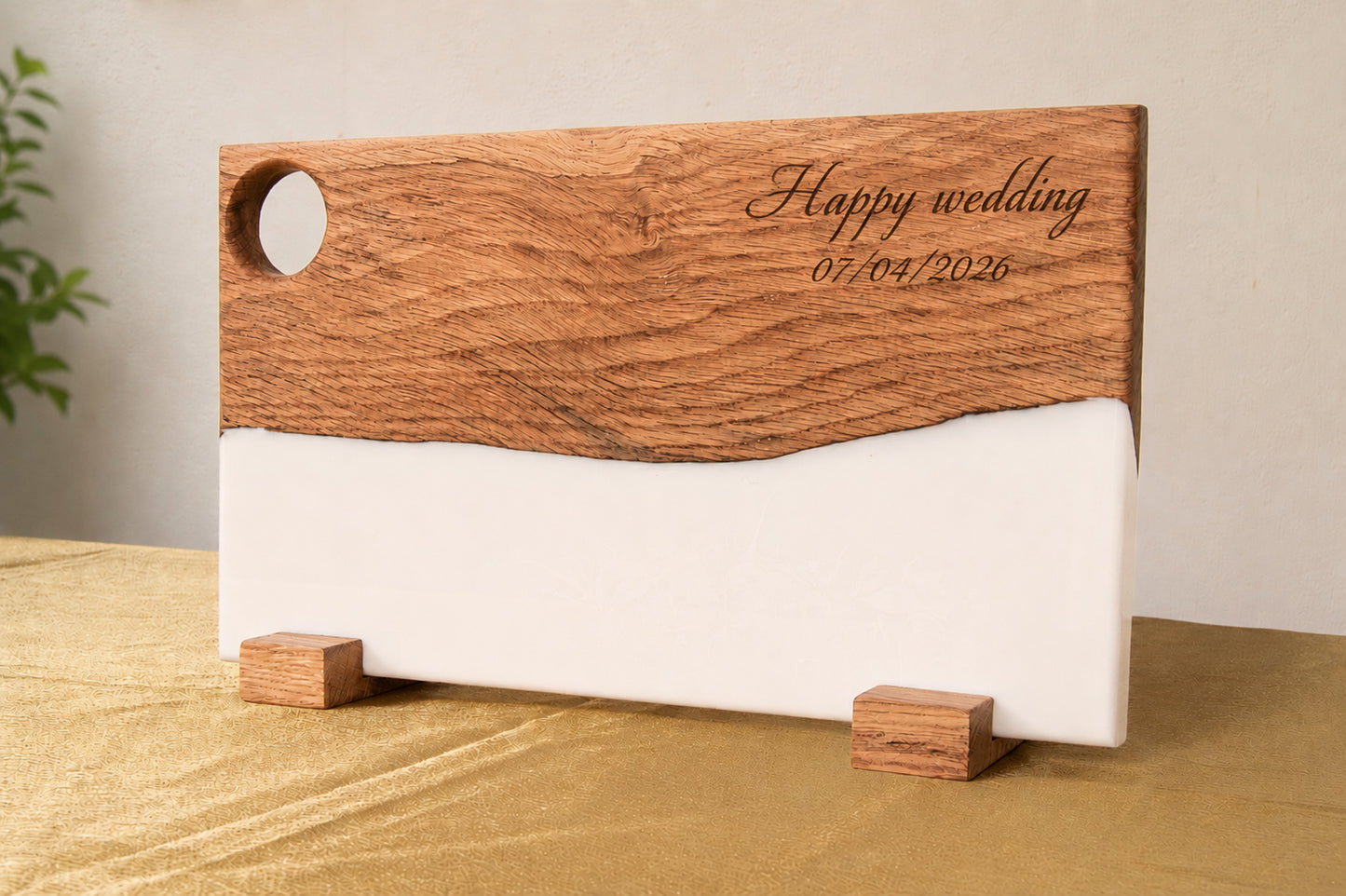 Tabla de madera de roble y resina epoxi blanca personalizada con grabado "Happy wedding" y fecha, ideal como regalo de boda
