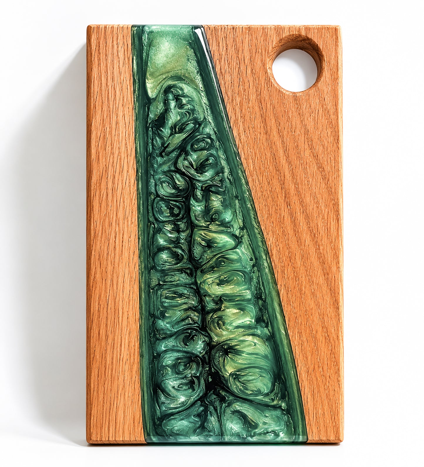 Tabla artesanal de charcutería de madera de roble y resina epoxi verde con diseño tipo río, fotografiada sobre fondo blanco de estudio con luz natural. Ideal como tabla de quesos, tabla de presentación, tabla para pan o regalo único para el hogar.