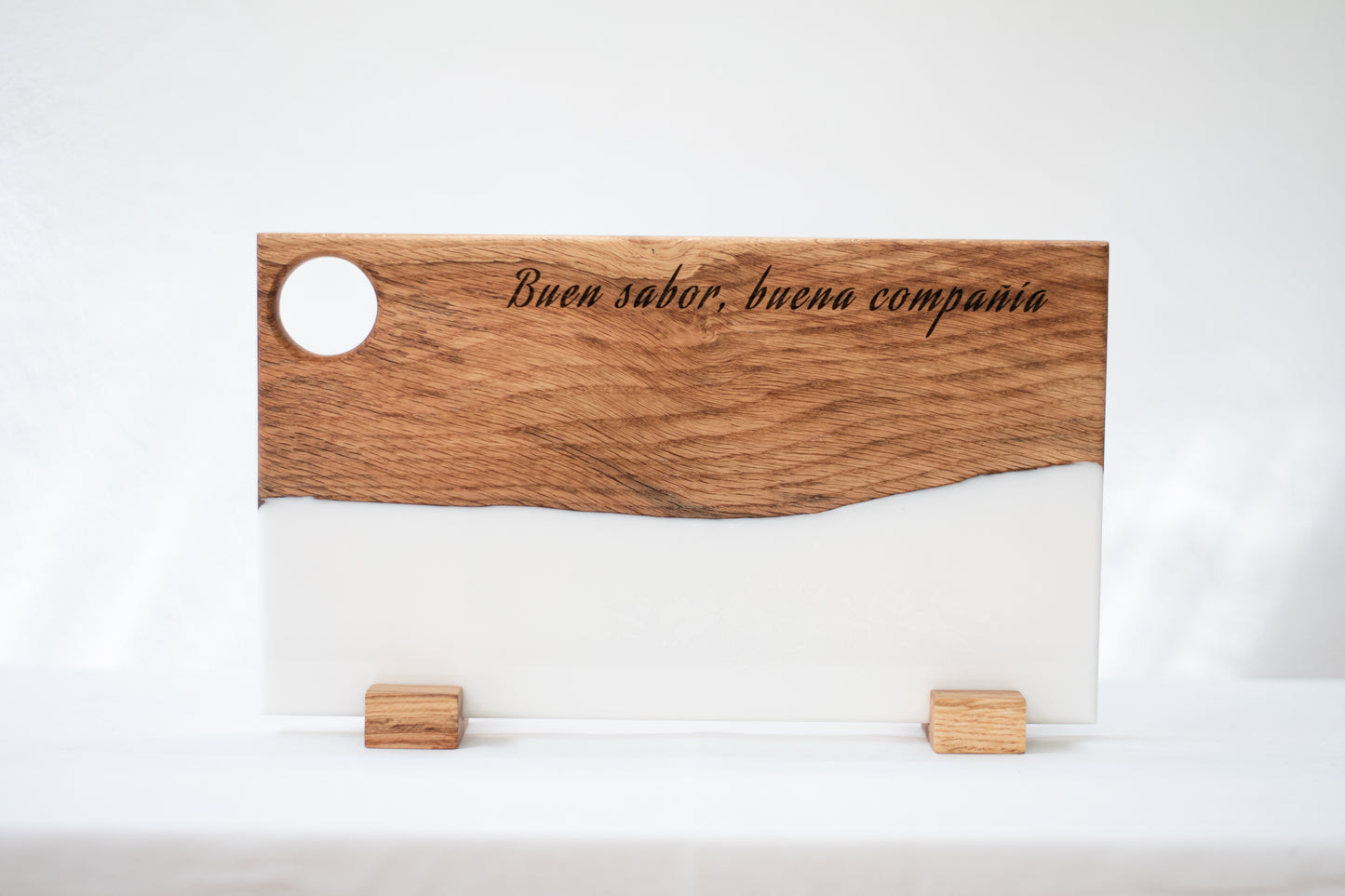 Tabla de madera de roble y resina epoxi blanca con grabado "Buen sabor, buena compañía", fotografía de producto sobre fondo blanco