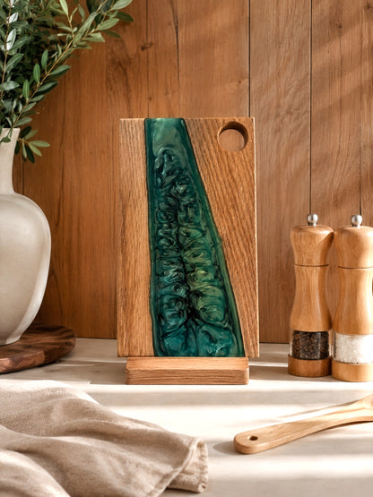 Tabla de Charcutería de Roble y Resina Epoxi Verde – Tabla Artesanal para Quesos y Pan