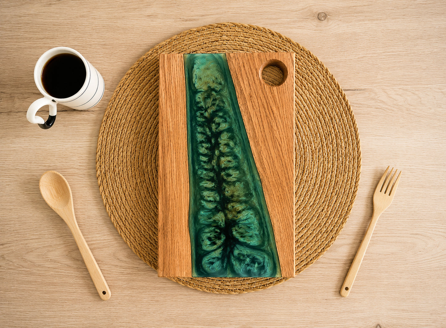 Tabla de Charcutería de Roble y Resina Epoxi Verde – Tabla Artesanal para Quesos y Pan