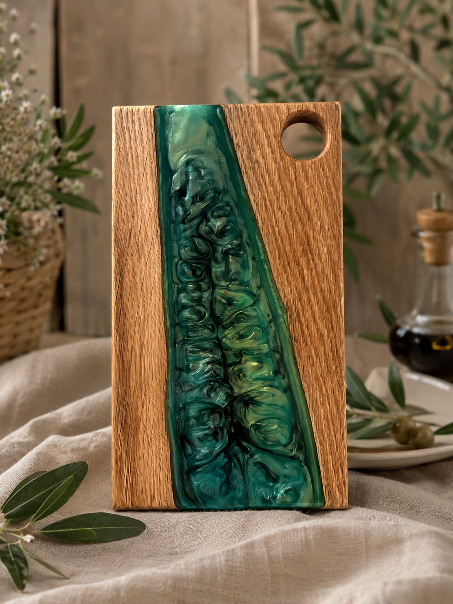 Tabla de Charcutería de Roble y Resina Epoxi Verde – Tabla Artesanal para Quesos y Pan