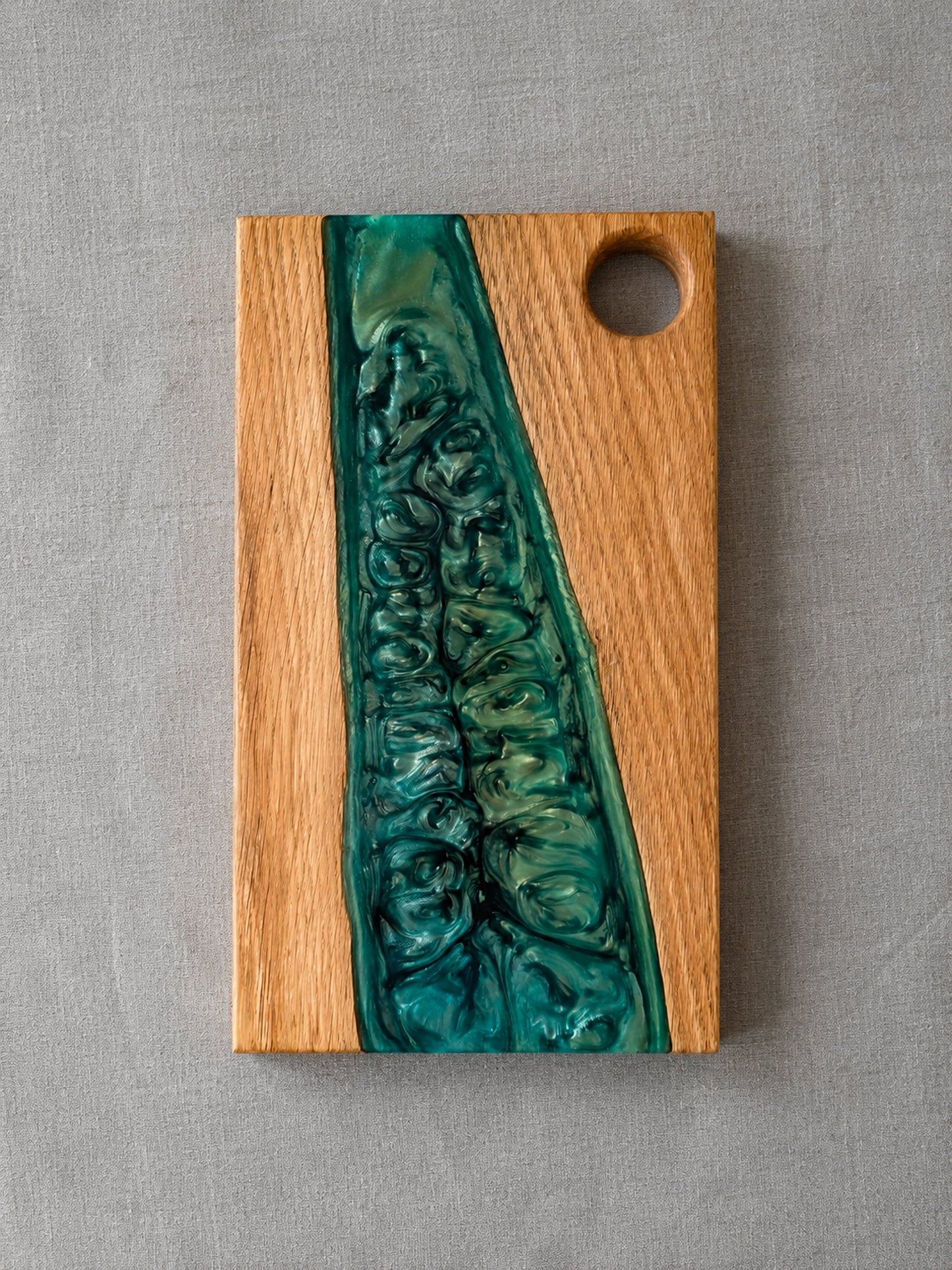 Tabla de Charcutería de Roble y Resina Epoxi Verde – Tabla Artesanal para Quesos y Pan